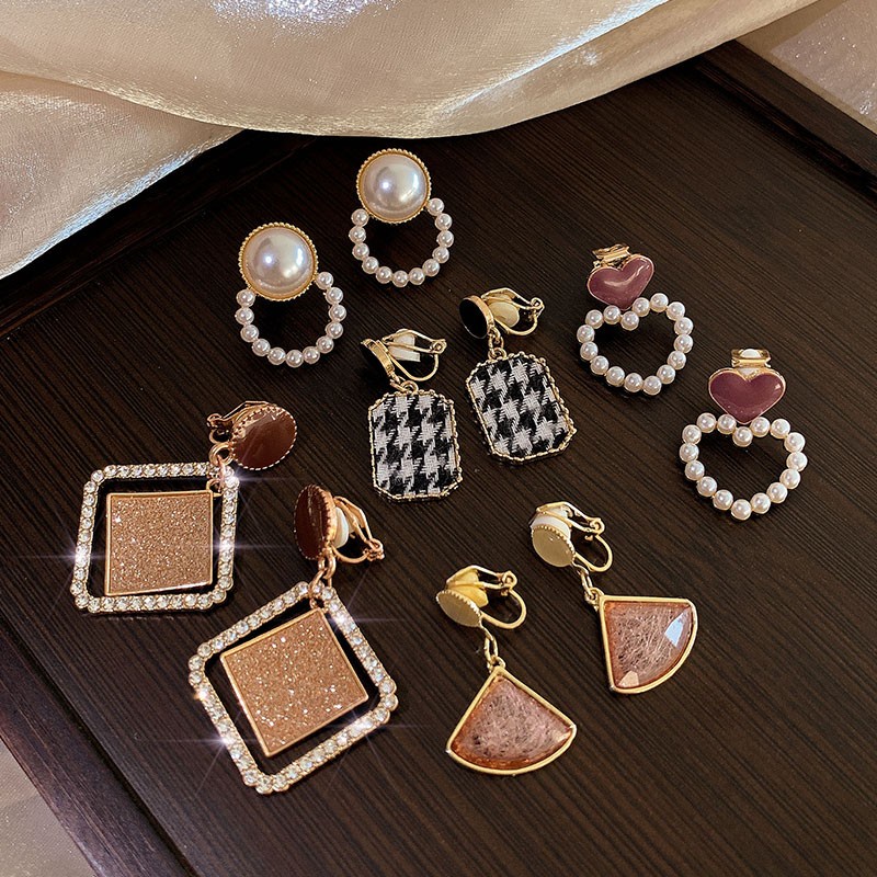 Anting Tusuk Gantung Panjang Wanita Hias Mutiara Gaya retro Untuk Musim Gugur / Dingin