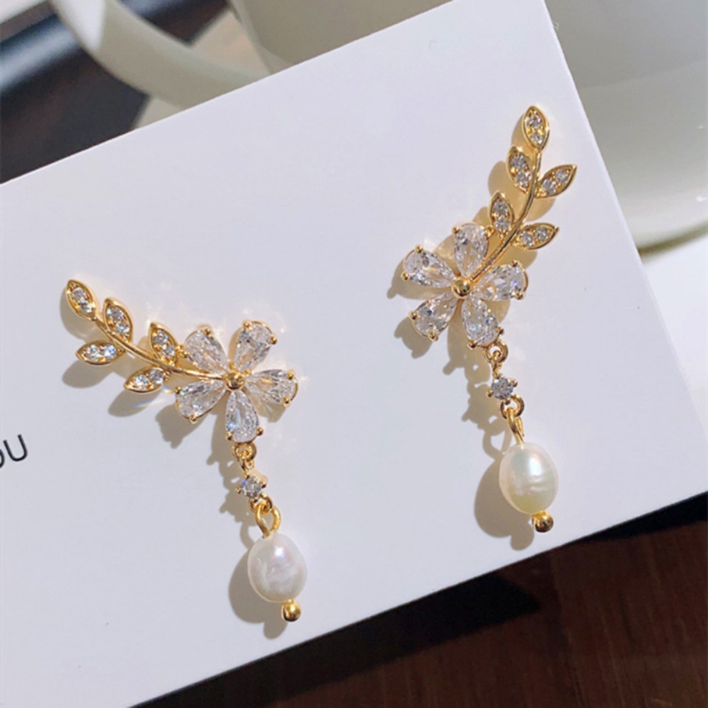 Anting Bentuk Daun Willow Aksen Mutiara Kristal Gaya Korea Untuk Wanita