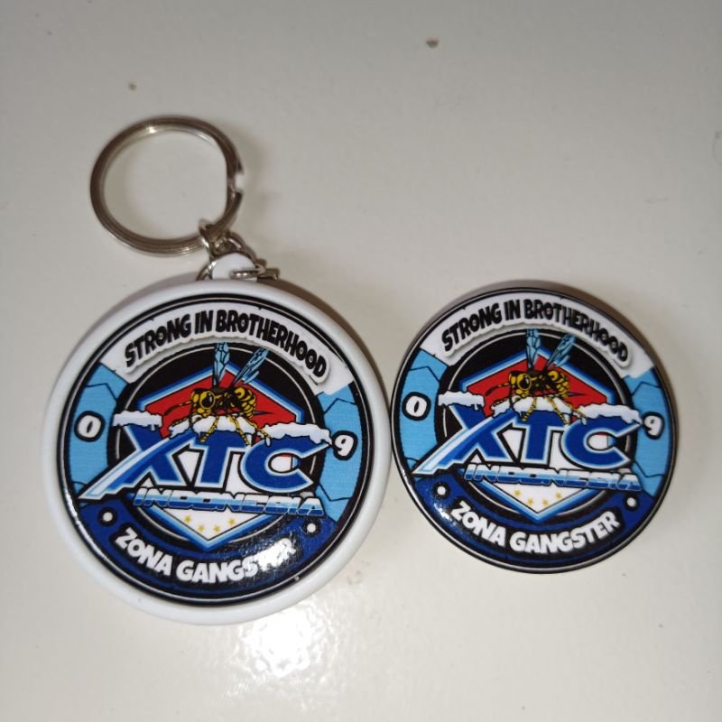 Gantungan kunci dan pin peniti xtc