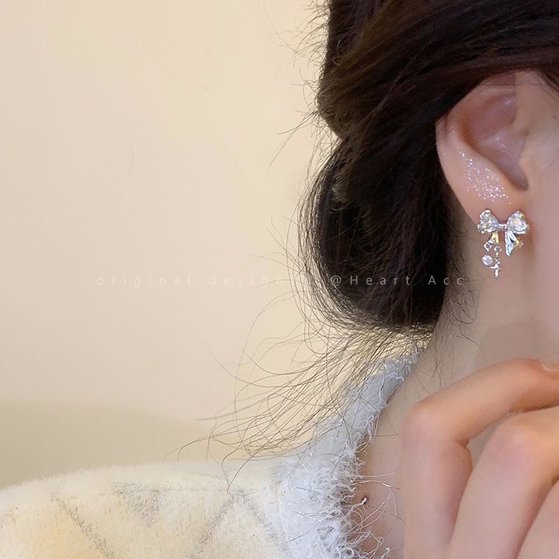 Anting Tusuk Silver Elegan Desain Pita Hias Kristal Untuk Wanita