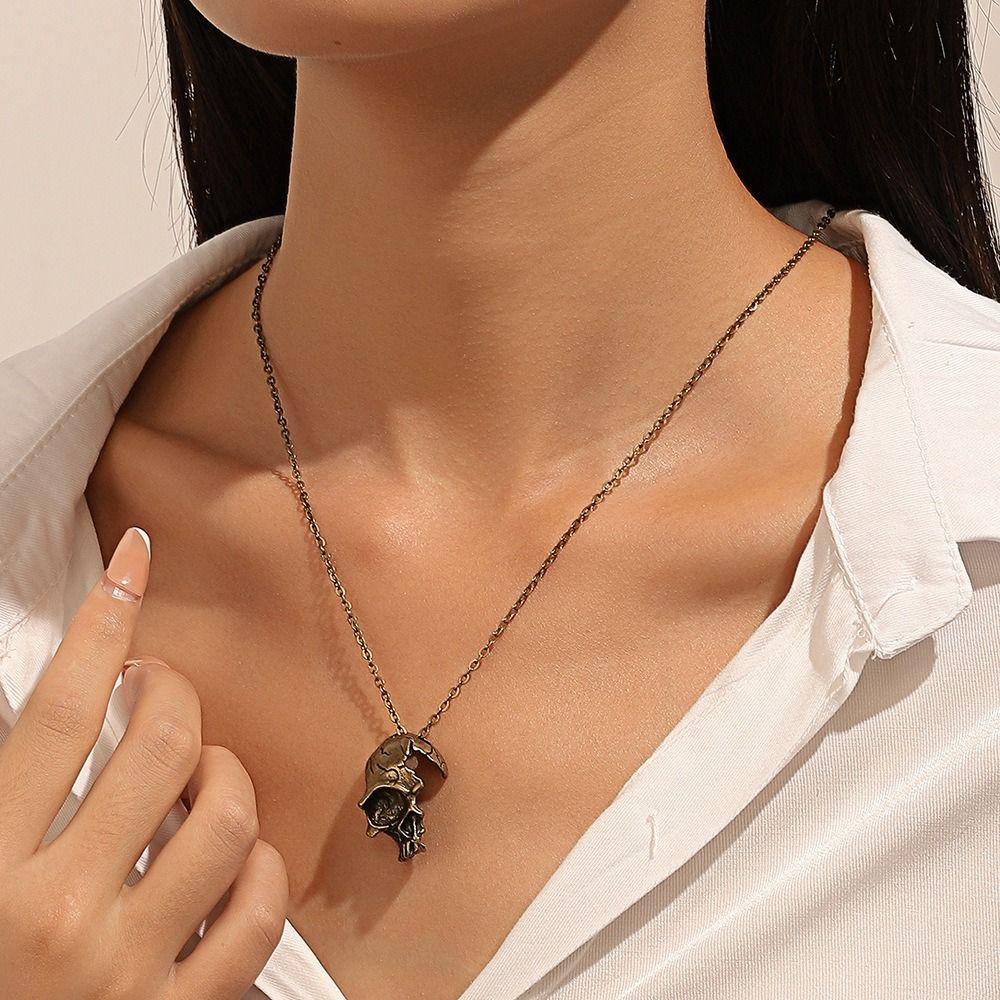 Agustinina Kalung Tengkorak Kreatif Minoritas Rantai Setengah Wajah Tengkorak Liontin Alloy Boho Perhiasan Pria Leher Rantai