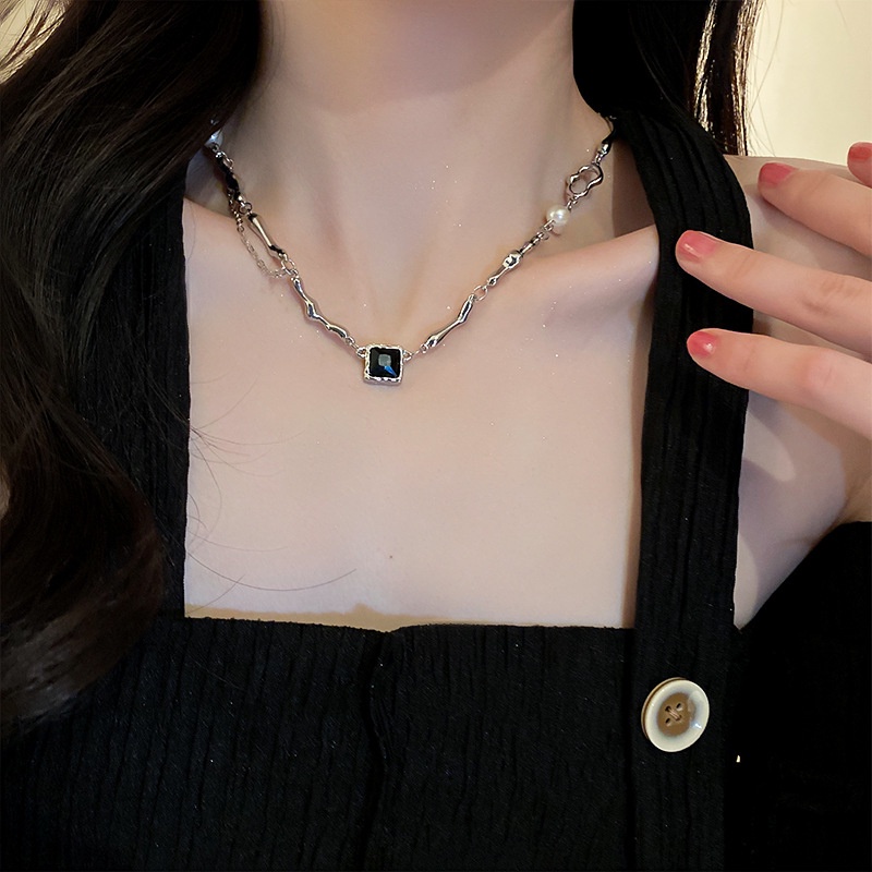 Kalung Choker Rantai Klavikula Hias Mutiara Bentuk Kotak Warna Hitam Dan Putih Untuk Wanita