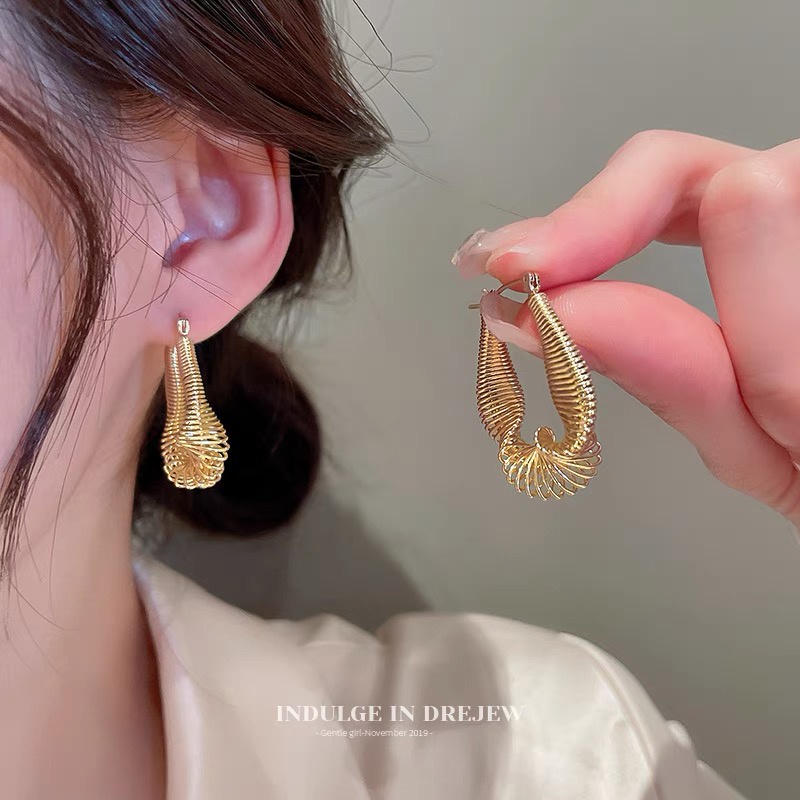 Anting Bahan Metal Untuk Wanita