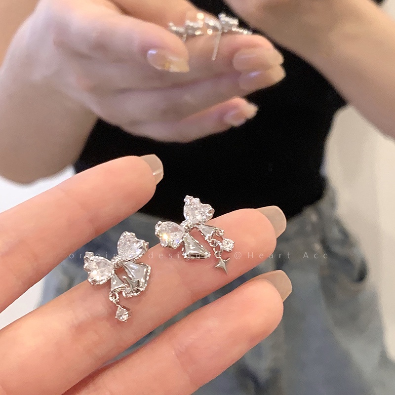 Anting Tusuk Gantung Desain Pita + Bintang Hias Kristal Warna Silver Untuk Wanita