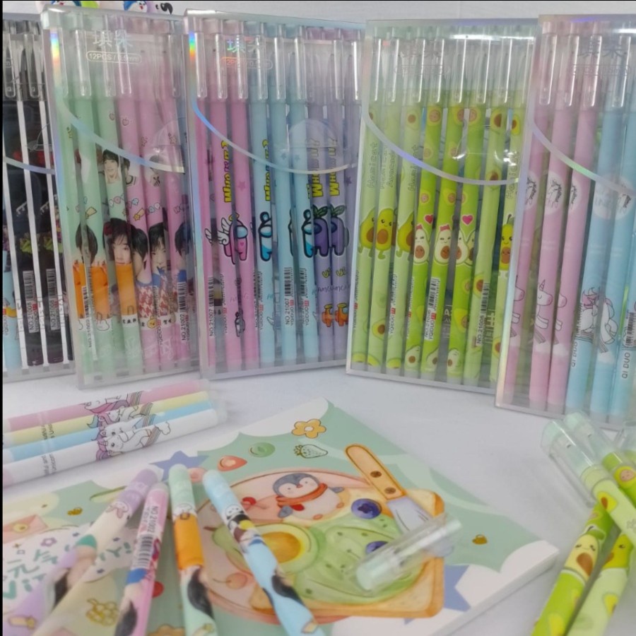 

PULPEN ERASABLE 1 PAKET ISI 12 PCS FREE BOX IMUT TINTA HITAM PEN BISA DI HAPUS KARAKTER RANDOM