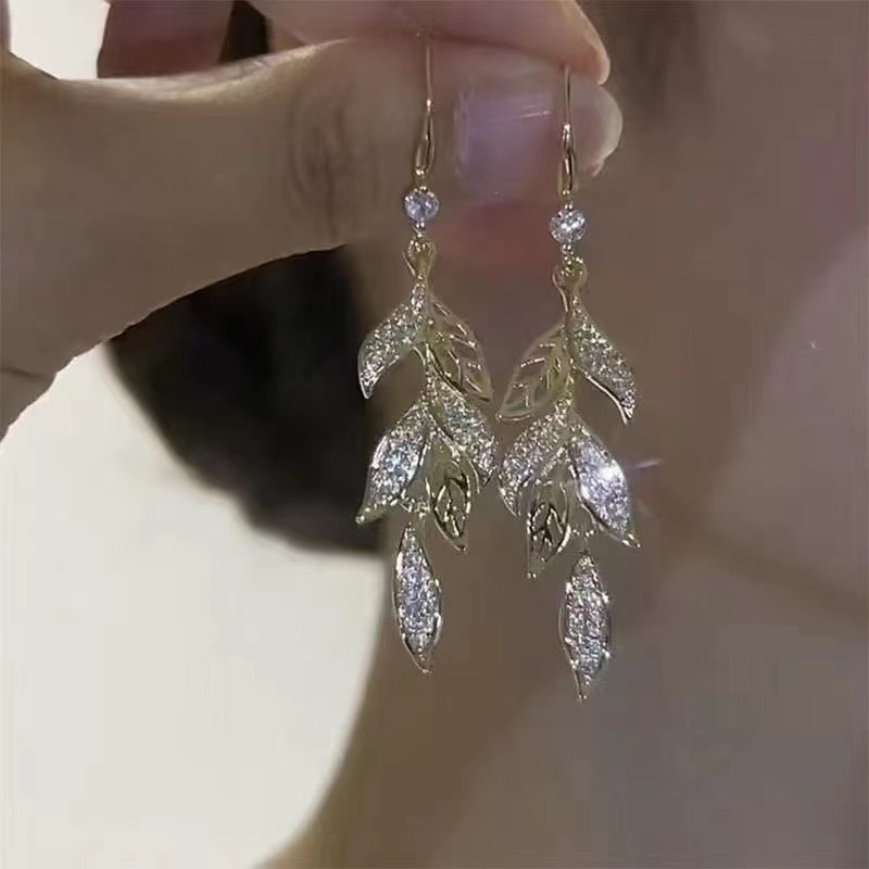 Anting Gantung Panjang Model Daun Dengan Berlian Imitasi Gaya Retro Untuk Wanita