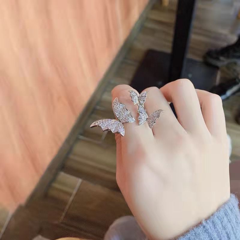 Cincin Model Terbuka Desain Tiga Kupu-Kupu Aksen Berlian Gaya Simple