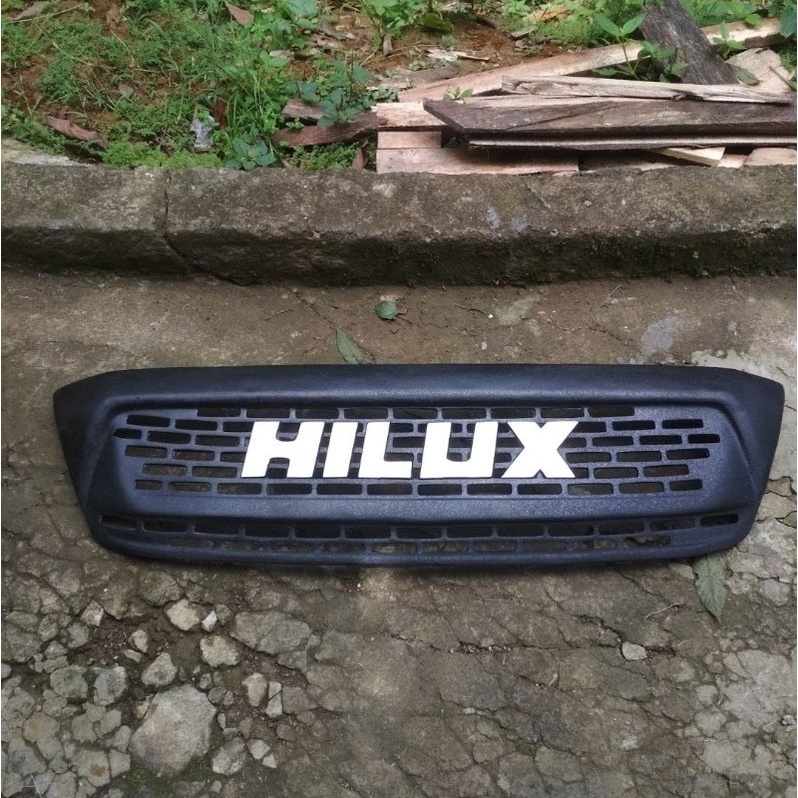Grill depan hilux 2008