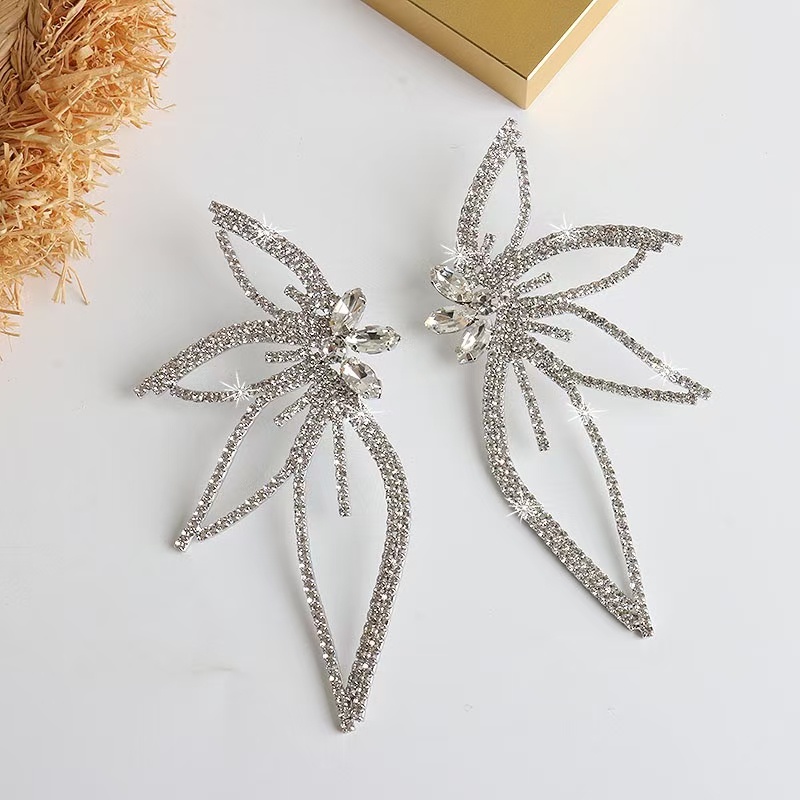 Anting Tusuk Desain Daun Hias Berlian Imitasi Gaya Eropa / Amerika / Unik / Elegan Untuk Wanita