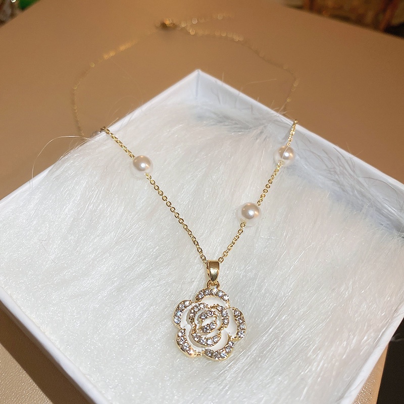 Kalung Rantai Dengan Liontin Bunga camellia Aksen Mutiara Gaya Korea Untuk Wanita