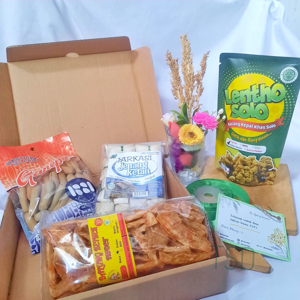 

Paket Hampers Makanan Khas Solo Snack Box Manis Pedas