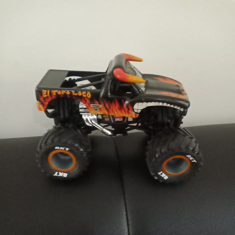 el toro loco monster jam hotwheels skala 24 hitam