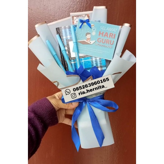 

Buket Pena dan Buku