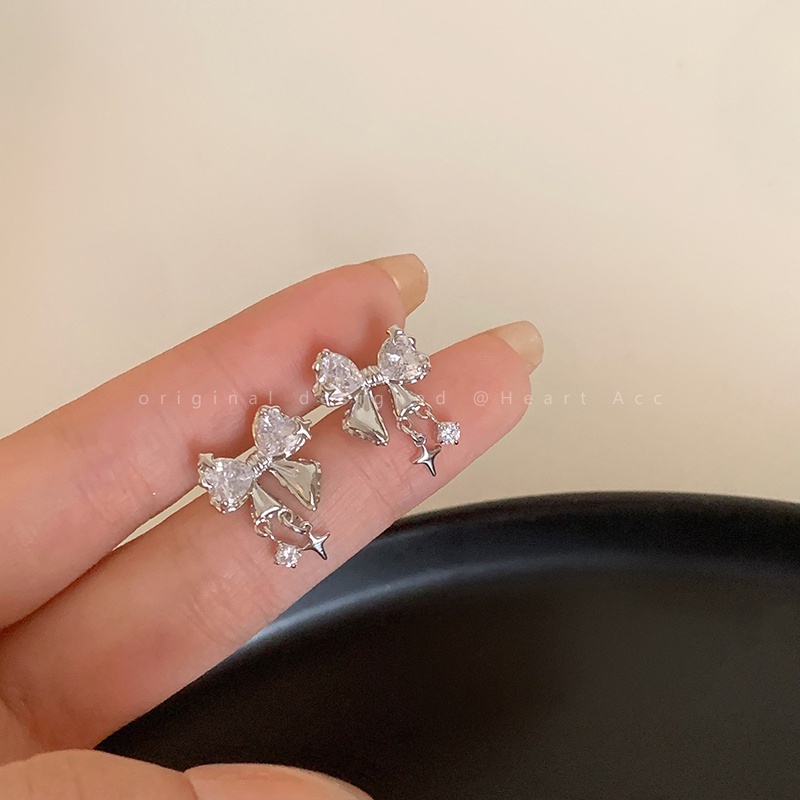 Anting Tusuk Gantung Desain Pita + Bintang Hias Kristal Warna Silver Untuk Wanita