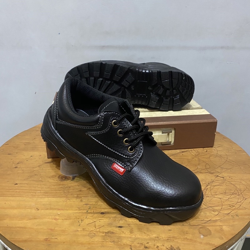 sepatu safety pendek murah bahan kulit sintetis premium dengan ujung besi