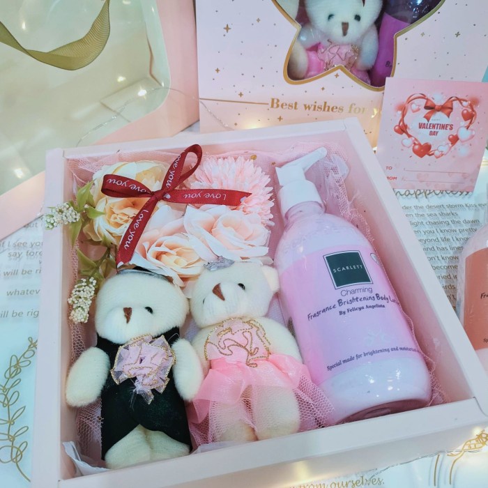 

(COD) Valentine Hampers Scarlett Whitening / Kado Valentine VAL22-SCARLETT01 - Body Lotion