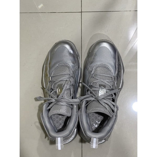 sepatu basket adidas dame 7 extply original Bekas. Belum pernah basket. Buat Ke mall aja. Size 44, U