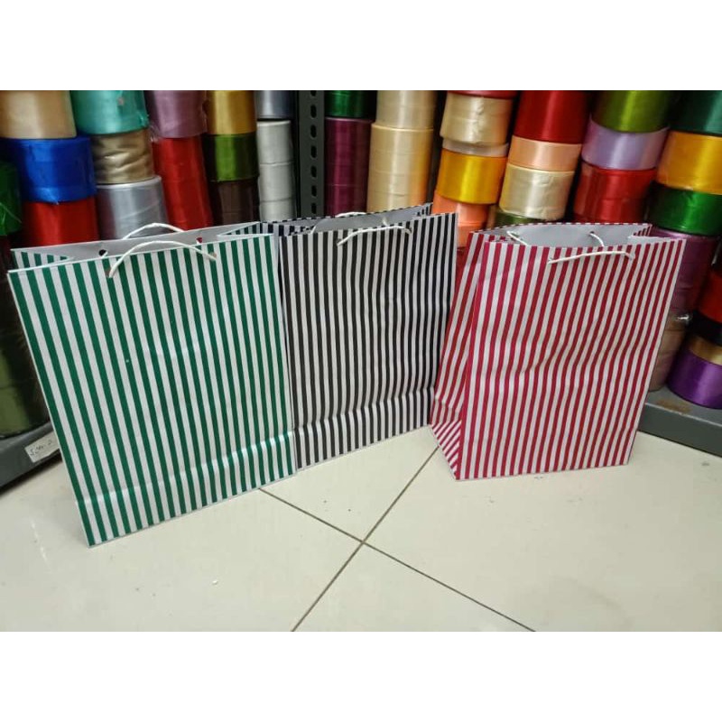 

Paper bag buku motip salur terlaris dan murah isi 12 pcs