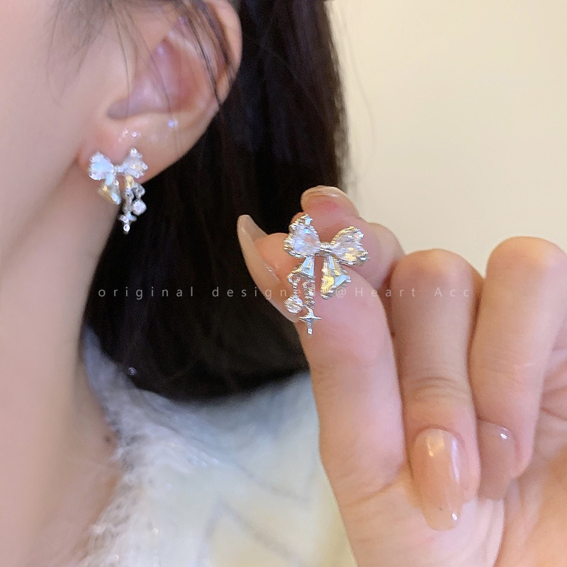 Anting Tusuk Gantung Desain Pita + Bintang Hias Kristal Warna Silver Untuk Wanita