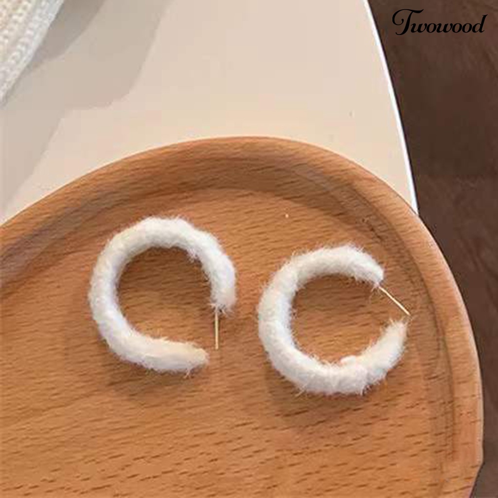 1 Pasang Anting Hoop Bentuk C Lingkaran Besar Geometris Bahan Plush Untuk Wanita