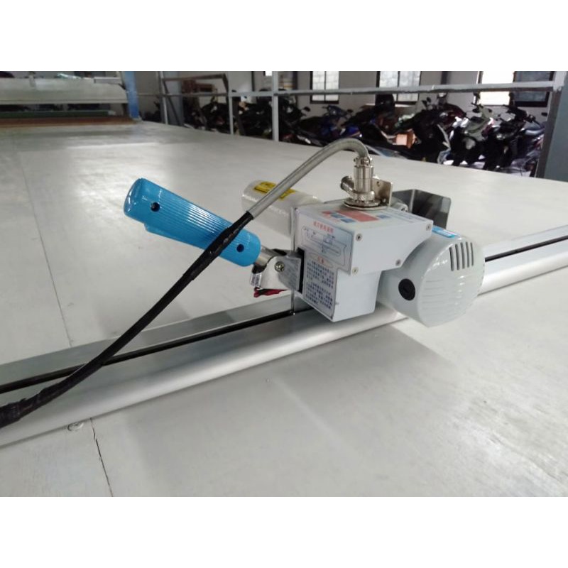 

Gunting listrik lempar