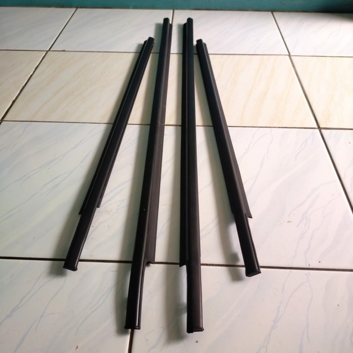 Guard Pelipit Karet Kaca Luar Suzuki Swift ,Ignis Original