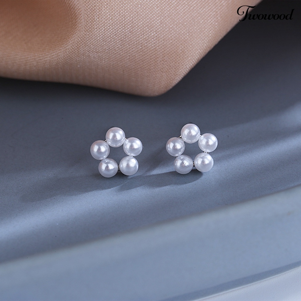 1 Pc Anting Stud Bentuk Bunga Aksen Mutiara Imitasi Bahan Tembaga Tahan Alergi