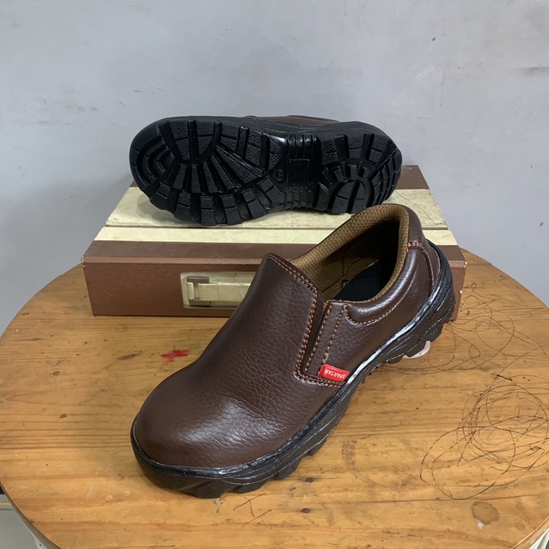 sepatu safety slip on ujung besi pria kerja proyek lapangan dinas bahan kulit sintetis premium