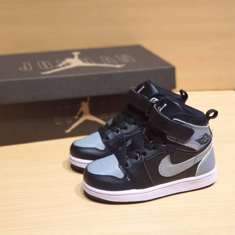 sepatu jordan anak sepatu air jordan anak sepatu anak laki laki sepatu anak nike sepatu nike anak sudah termasuk box &amp; free kaus kaki .