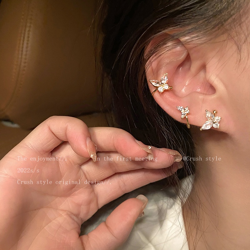 YEEZII Anting Klip Bentuk Kupu-Kupu Kristal Warna Emas Untuk Wanita