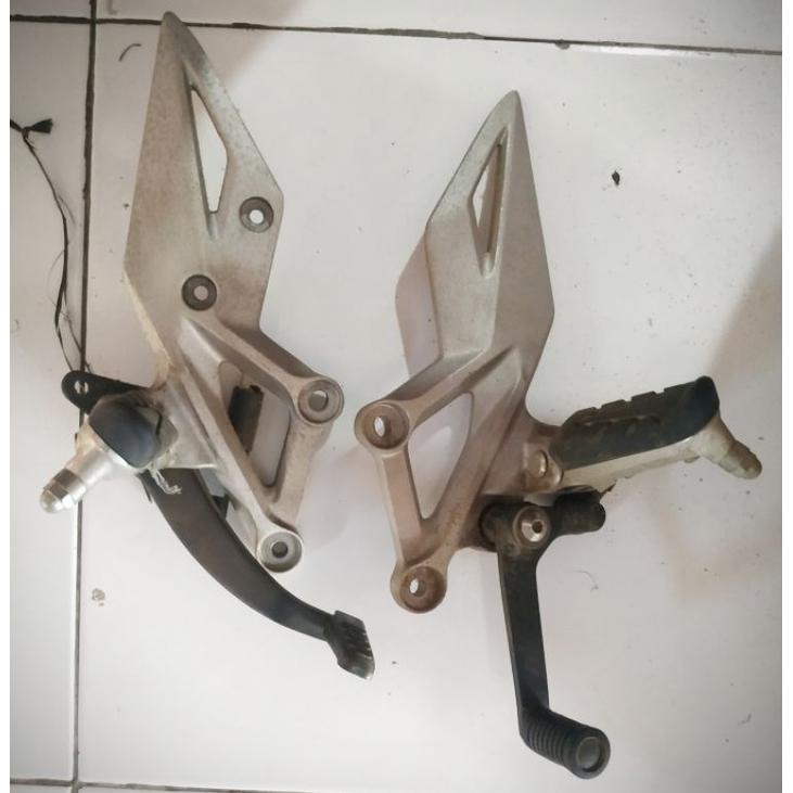 PRODUK- FOOT STEP POSTEP PIJAKAN KAKI DEPAN KANAN KIRI CBR 150 R LED FIASLI ORI ORIGINAL AHM .