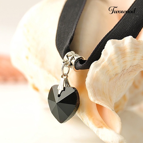 Kalung Handmade Dengan Liontin Bentuk Hati Bahan Resin Warna Hitam