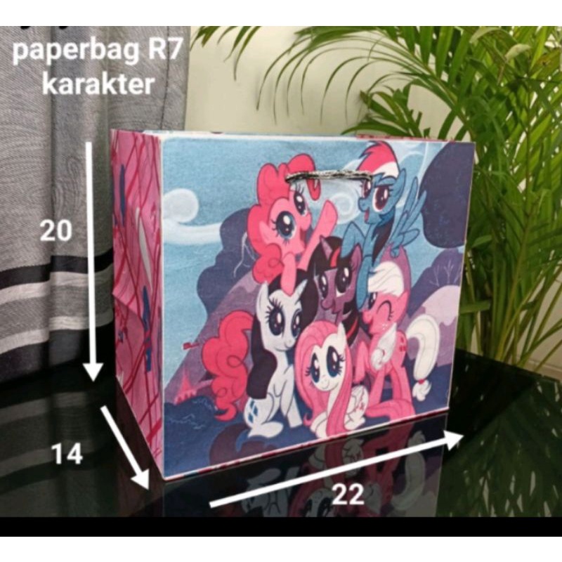 (1lusin= 12 pcs) paperbag  karakter R7