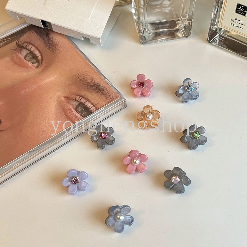 2pcs / set Jepit Rambut Bentuk Bunga Mini Aksen Mutiara Dan Berlian Imitasi Untuk Wanita