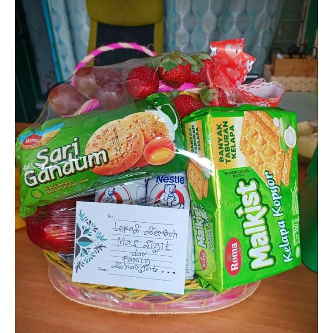 

Paket Lengkap Parsel moment spesial free kartu ucapan dengan buah mix kurma cookies dan minuman sehat