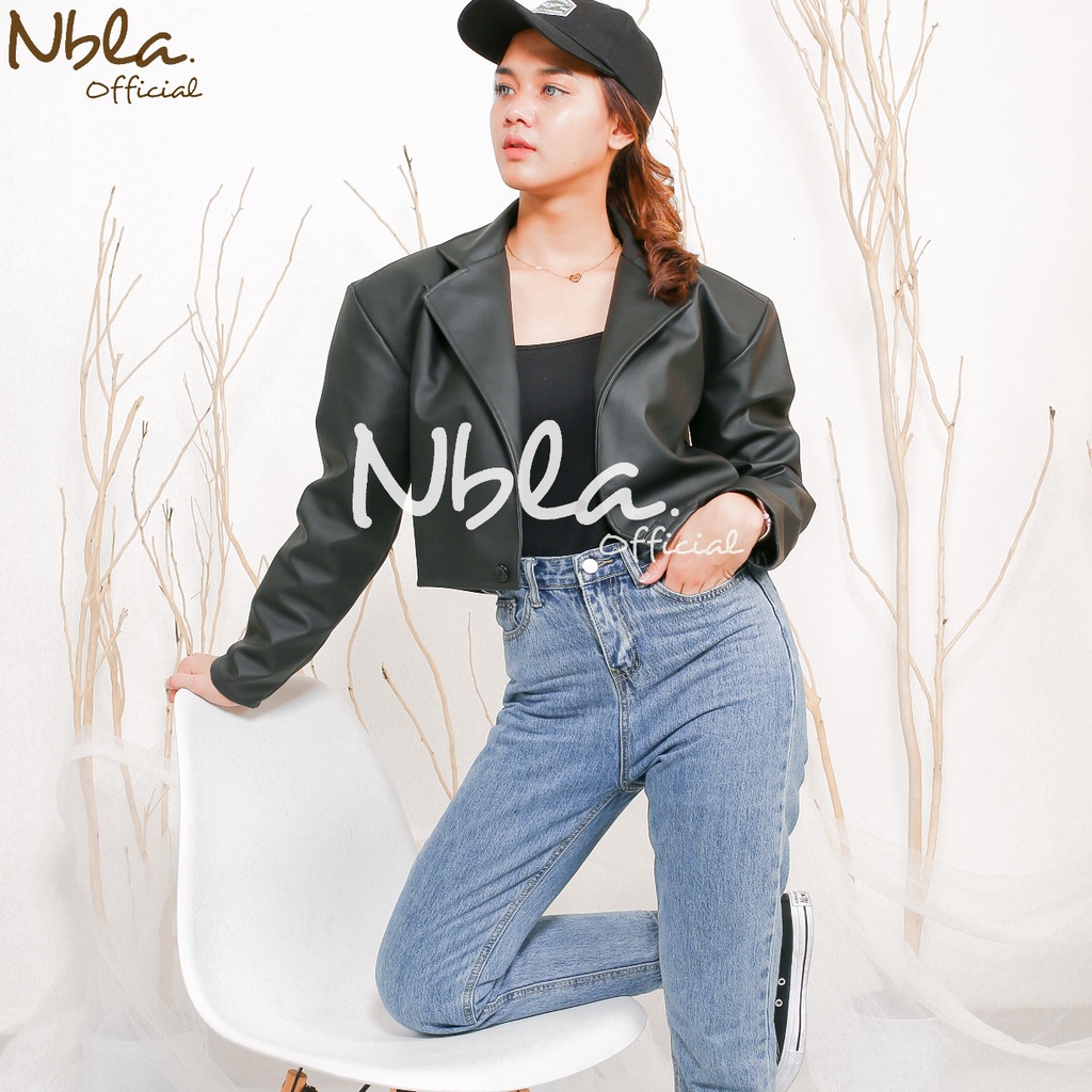 Blazer Crop Kulit Sintetis Blazer Crop Jaket Hitam Wanita Jaket Crop Hitam Blazer Crop Wanita Blezer