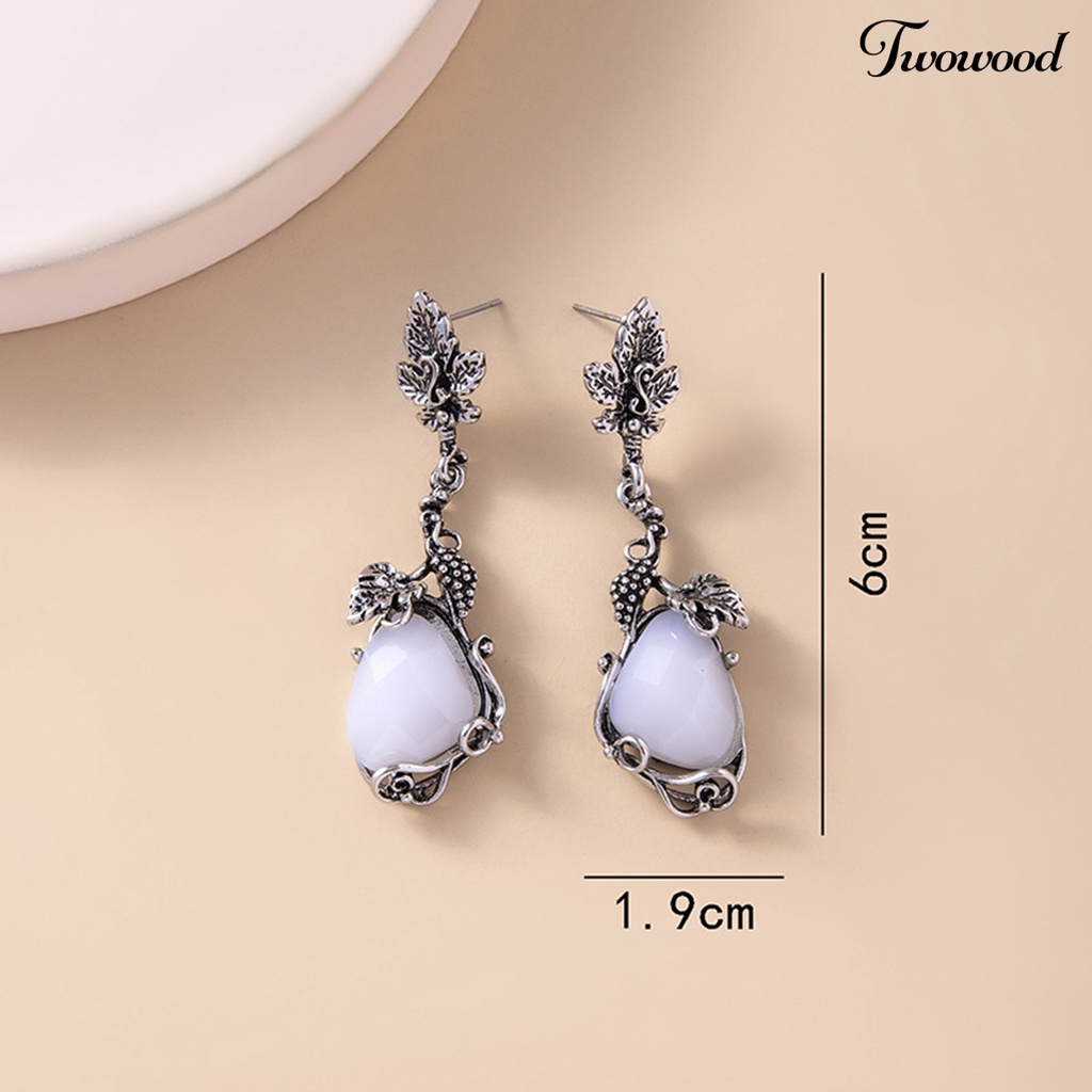 1 Pasang Anting Stud Desain Opal Putih Bahan Alloy Gaya Vintage