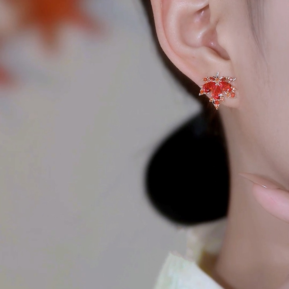 Anting Tusuk Desain Daun Maple Hias Zircon Merah Gaya Koreamewaheleganmewah Untuk Wanita