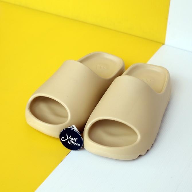 Yeezy Slide Desert Sand