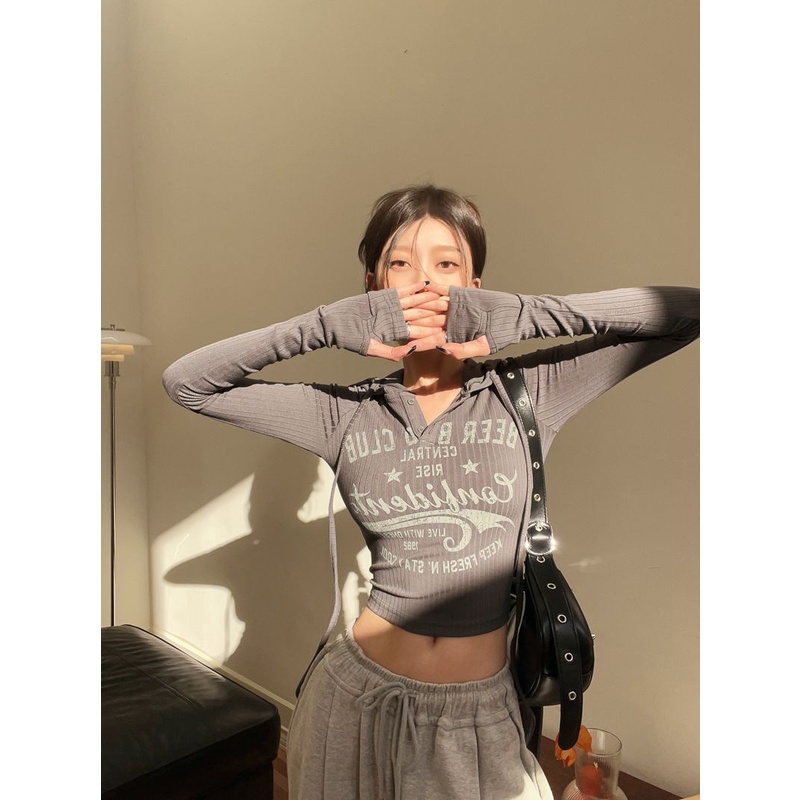 Red Gaya Eropa dan Amerika Berkerudung Pendek Lengan Panjang T-shirt Wanita 2022 Musim Gugur Baru Manis Keren Gadis Panas Slim slim Top Ins