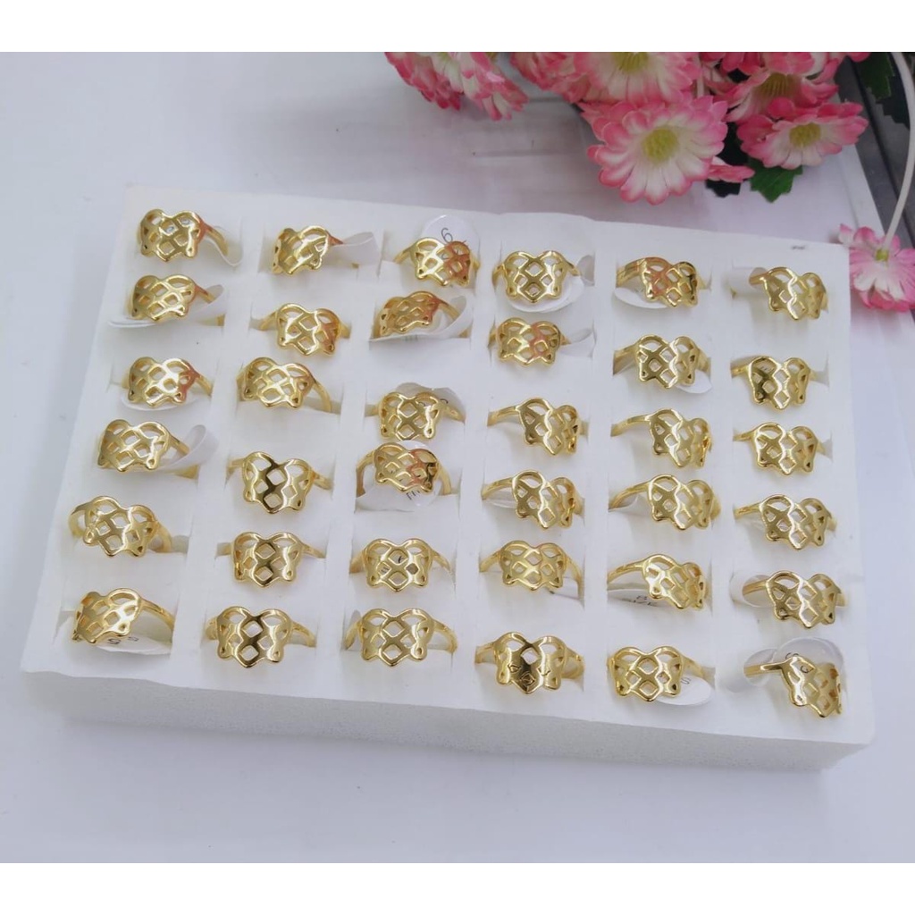 CINCIN TITANIUM GROSIR 1 BOX ISI 36 PCS UKURAN 16 SAMPAI 19 / MOTIF GOLD EMAS LOBANG KUPU / DUNIA GELANG