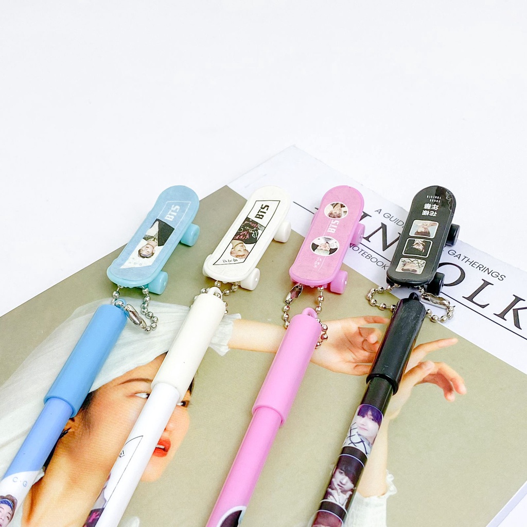 

PEN GANTUNGAN SKATEBOARD BTS / PULPEN GEL TINTA HITAM GANTUNGAN SKATEBOARD MINI BTS ARMY WARNA WARNI ALAT TULIS LUCU