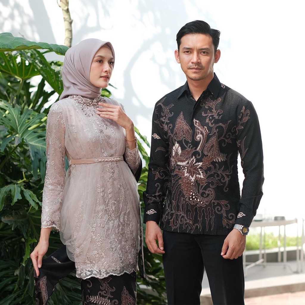 AZKANA BATIK - Kebaya Batik Couple Lalita Brokat Tulle Furing Satin Mix Payet Mutiara Allsize Kemeja Pria Lengan Panjang Size M,L,XL