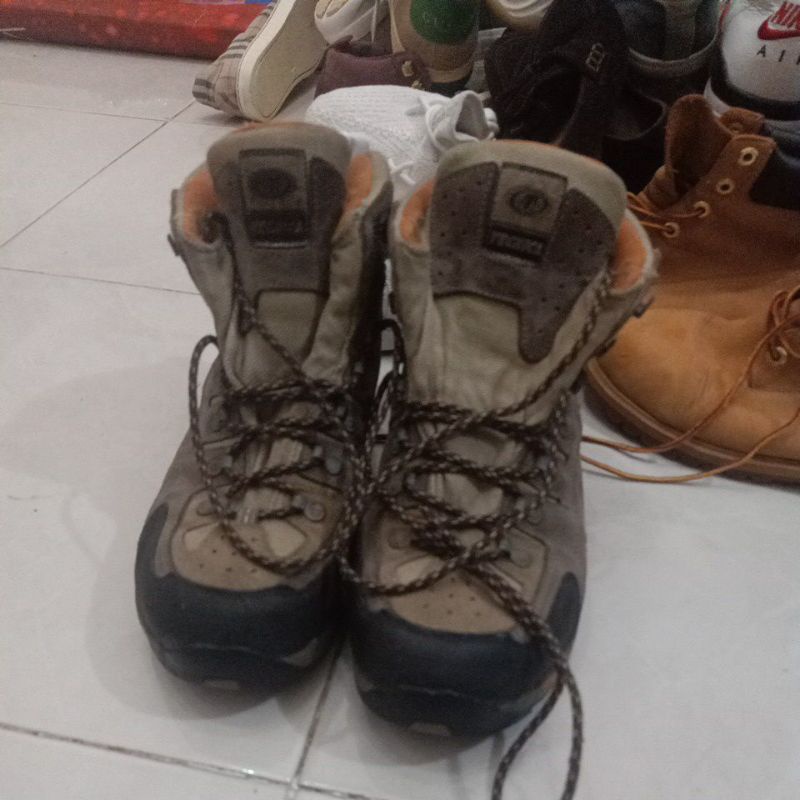 sepatu outdoor tecnica second size 42
