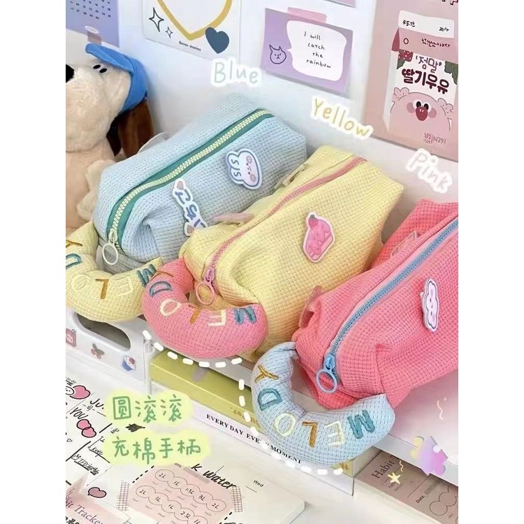 ♞∋Sera Xiaohongshu Sanrio kotak pensil berkapasitas besar gaya warna permen Jepang tas penyimpanan alat tulis siswa bernilai tinggi