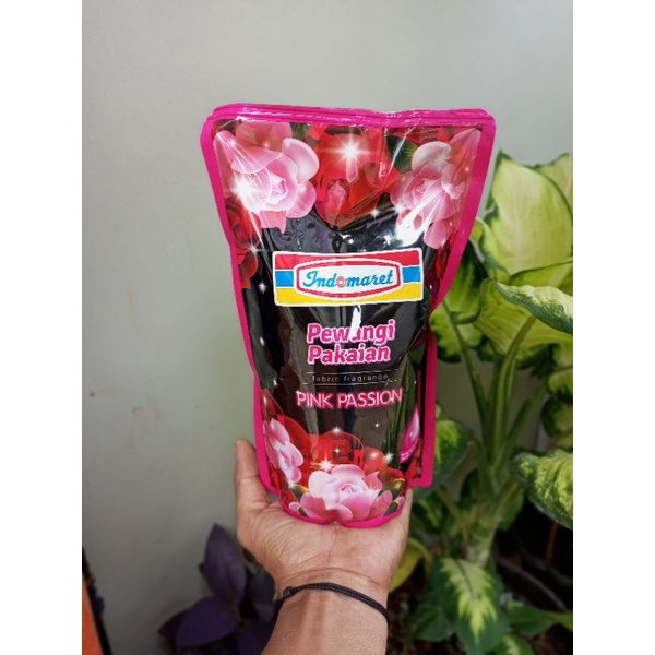 Pewangi Pakaian Laundry Pink  Passion Indomaret 900ml