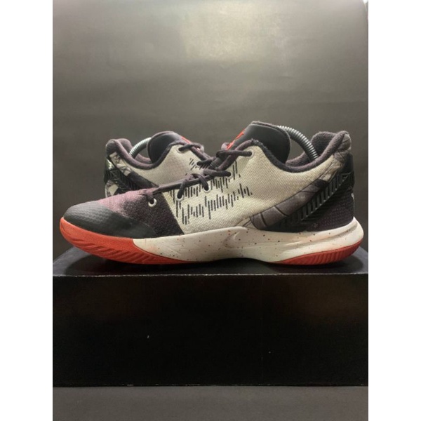 Sepatu Second Kyrie Flytrap II size 43