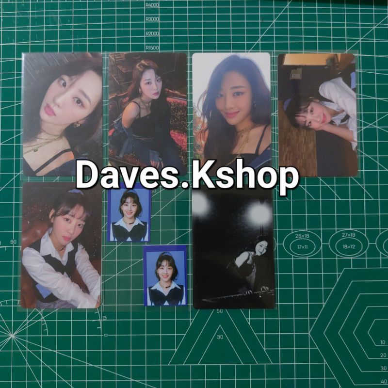 Yves Loona Season Greetings 2022 Photocard set