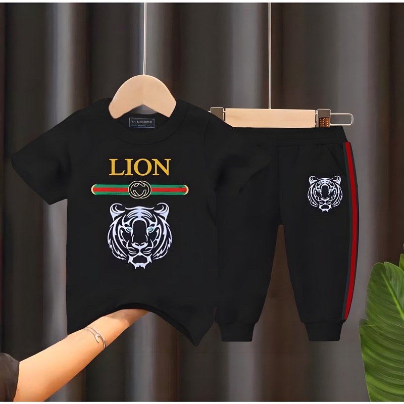 NEW SETELAN BAJU + KUPLUK BAYI ANAK MOTIF LION USIA 6 BULAN-5 TAHUN BAHAN KATUN PREMIUM LEMBUT NYAMAN DI PAKAI TERLARIS TERMURAH/ SETELAN BAJU + KUPLUK BAYI ANAK LAKI-LAKI/ SETELAN BAJU + KUPLUK BAYI ANAK COWOK/ SETELAN BAJU + KUPLUK BAYI ANAK PEREMPUAN