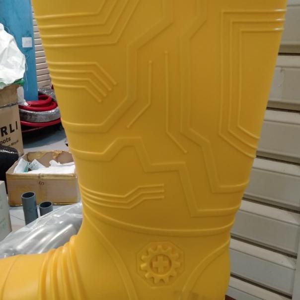 sepatu boot safety kuning merk Ergos